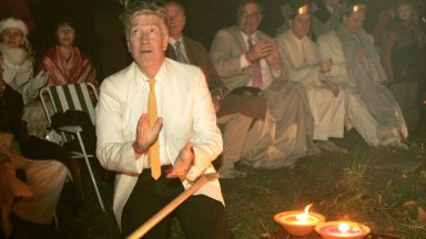 Дейвид Линч иска да медитирате и да правите лампи по време на карантината