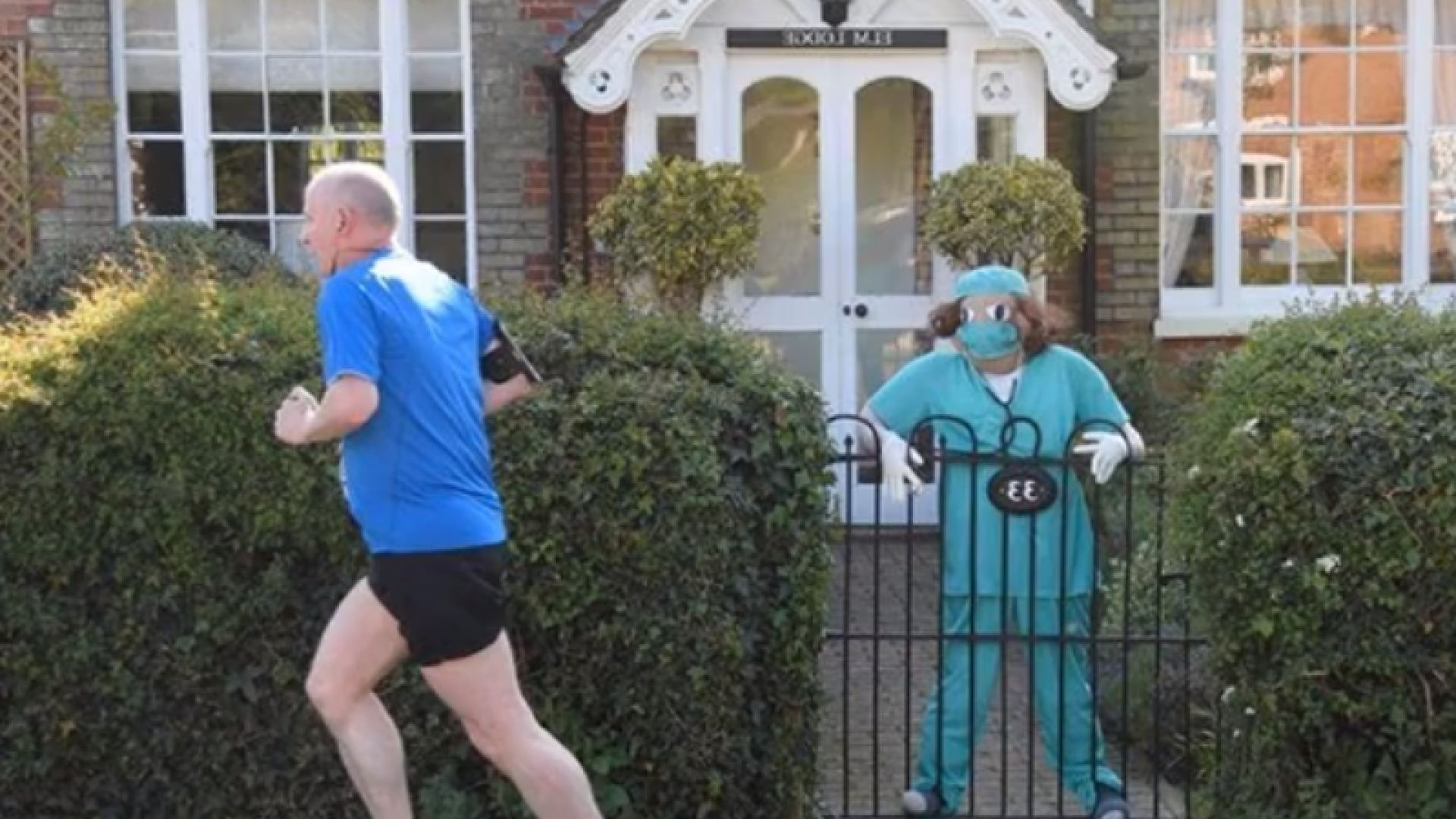 Жителите на село в Англия разведряват по необичаен начин всекидневните