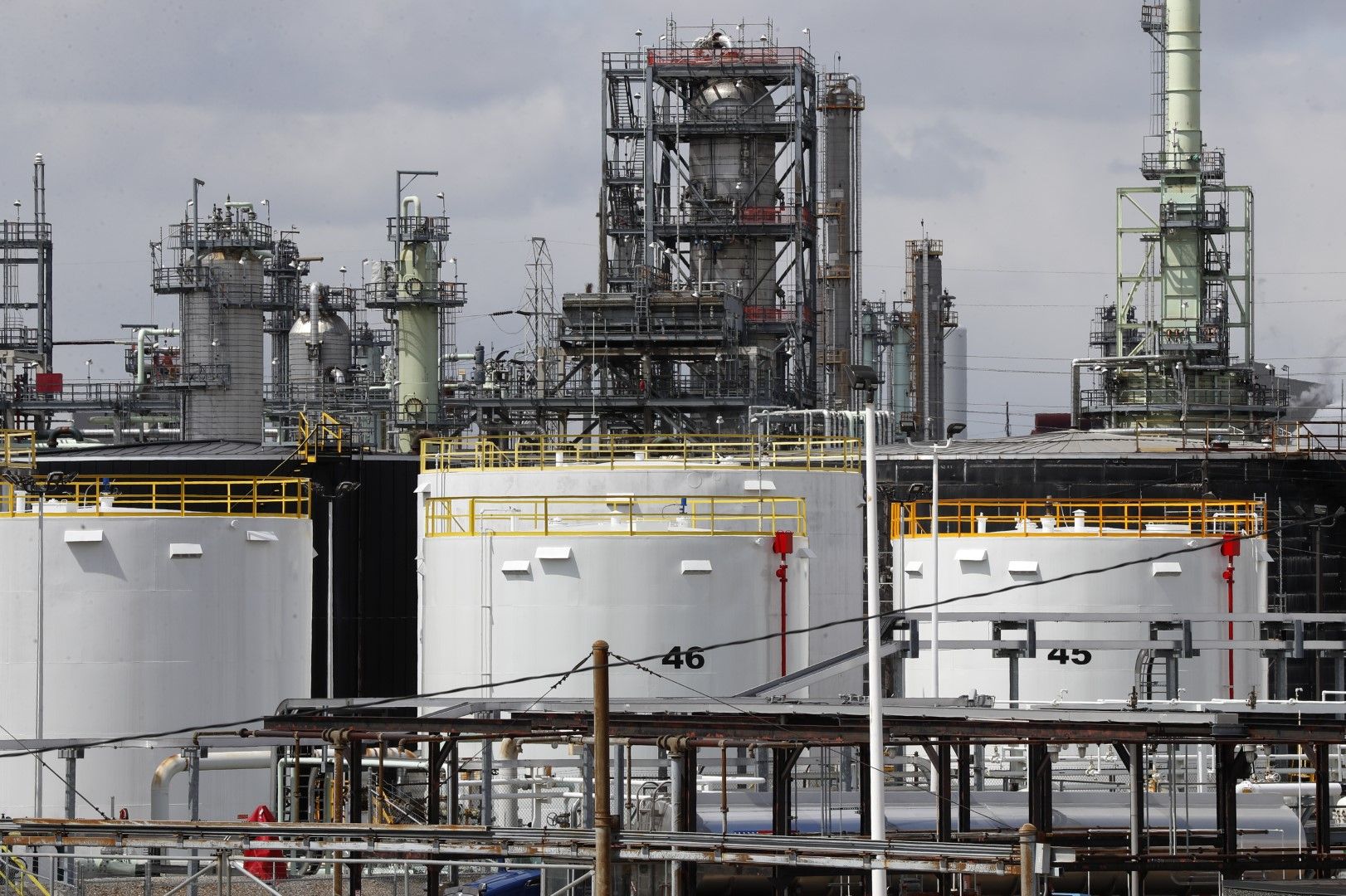 Складове за съхраняване на петрол на компанията Маратон Петролиум в Детройт. Хранилищата по света са препълнени заради голямото предлагане и слабото търсене заради пандемията