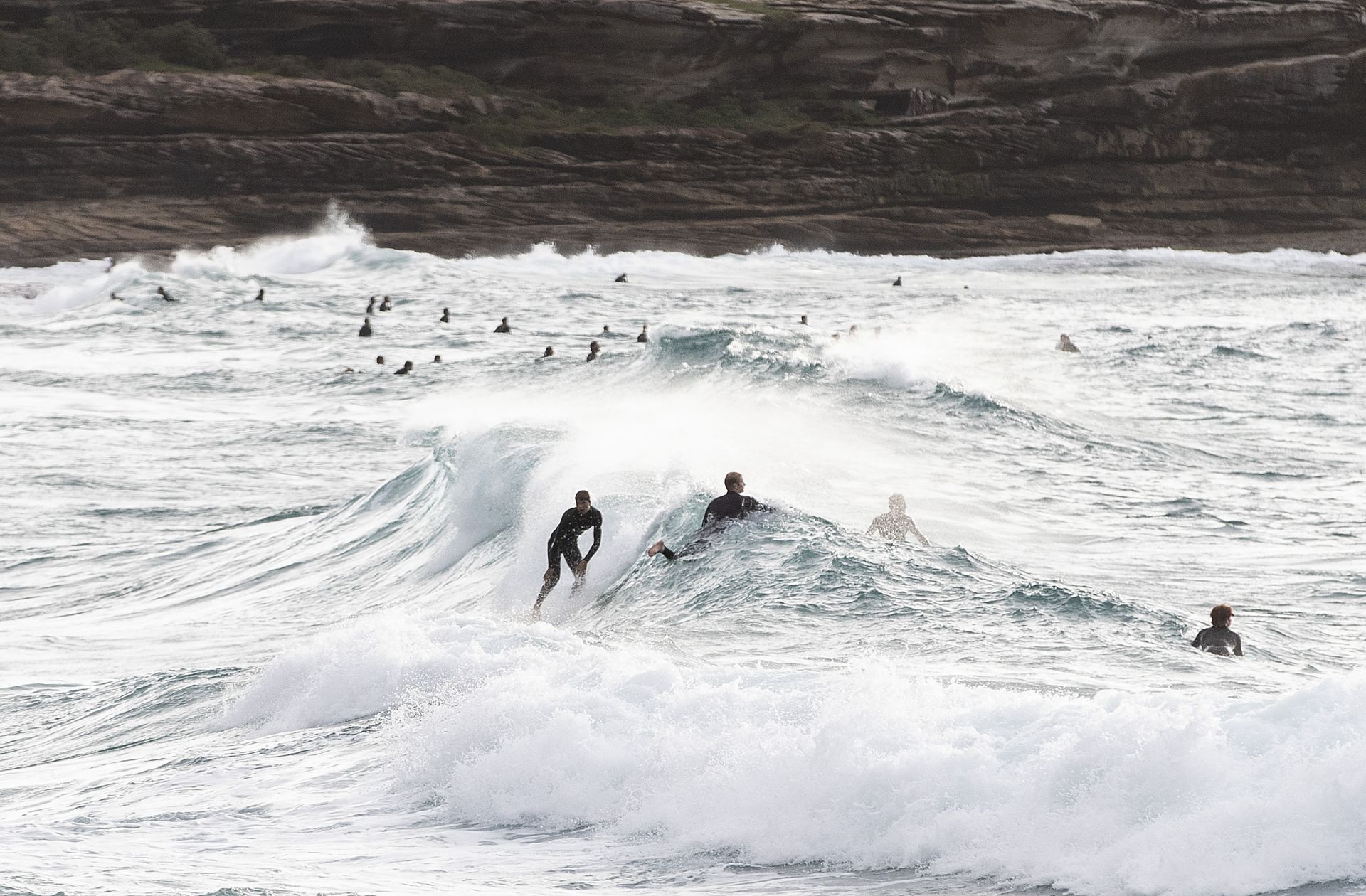 Сърфистите се радват на вълните без заплаха от глоба