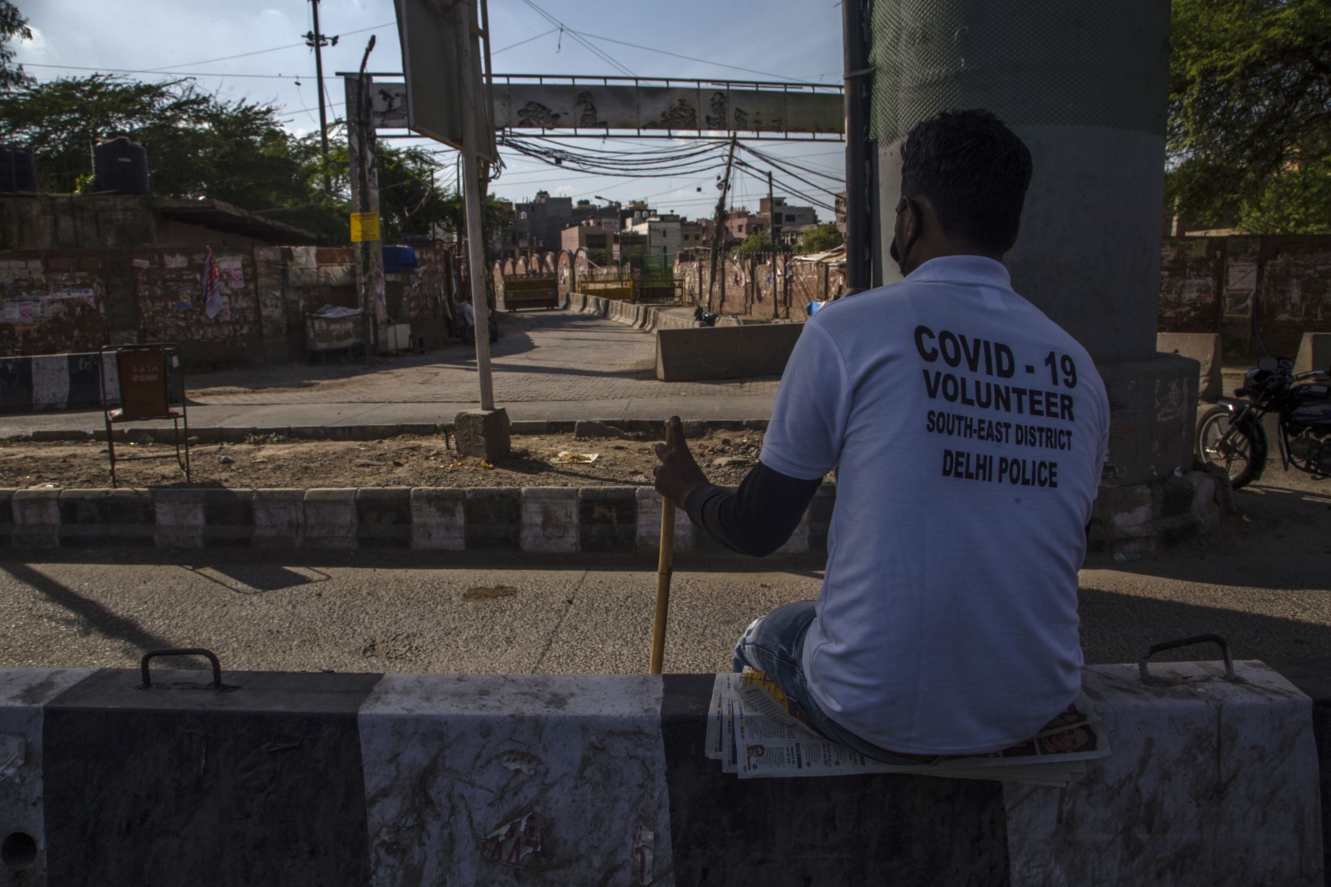 Доброволци следят за спазването на карантинните мерки в Индия 