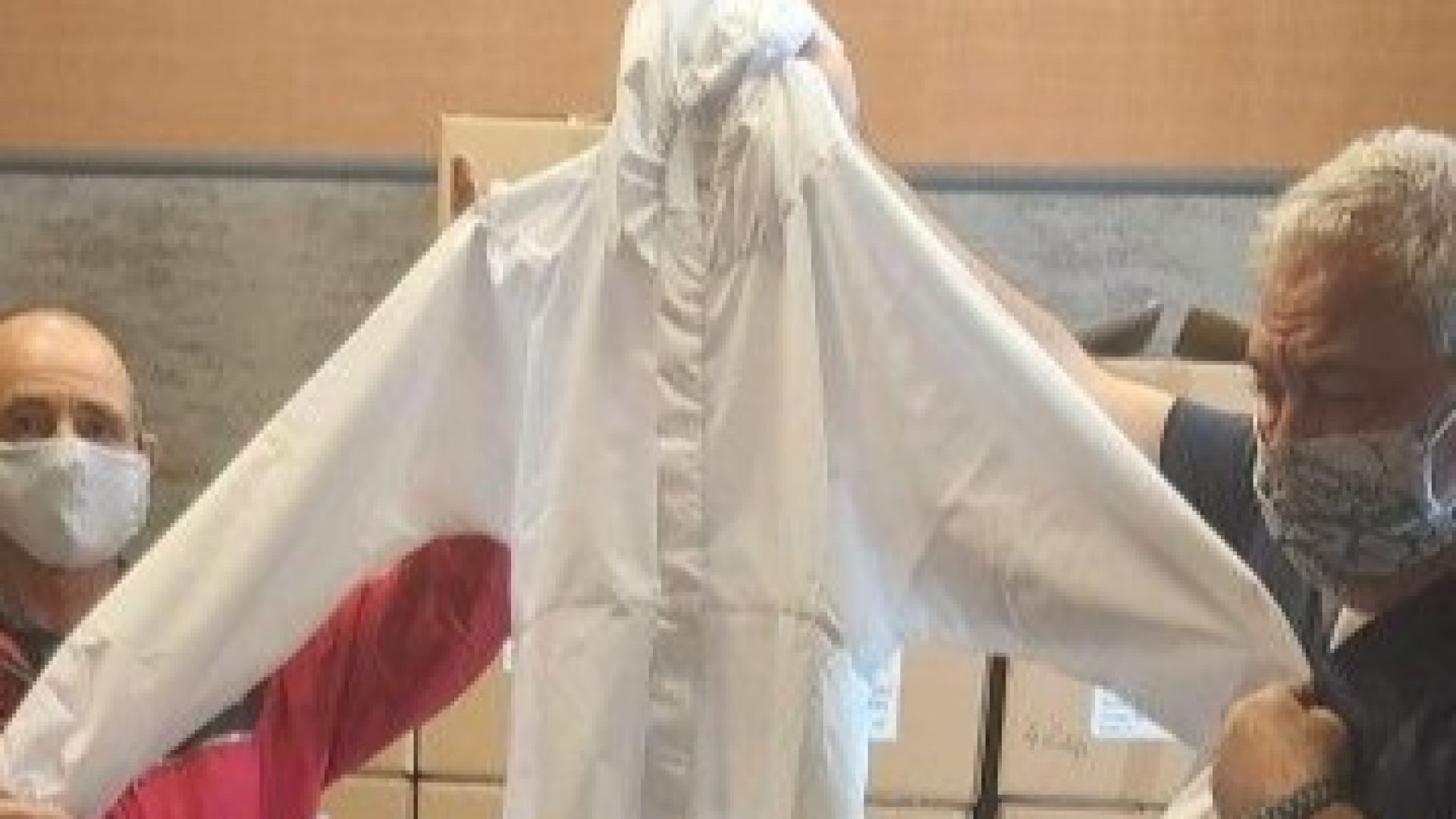 Община Бургас получи като дарение защитни костюми от Генералното консулство