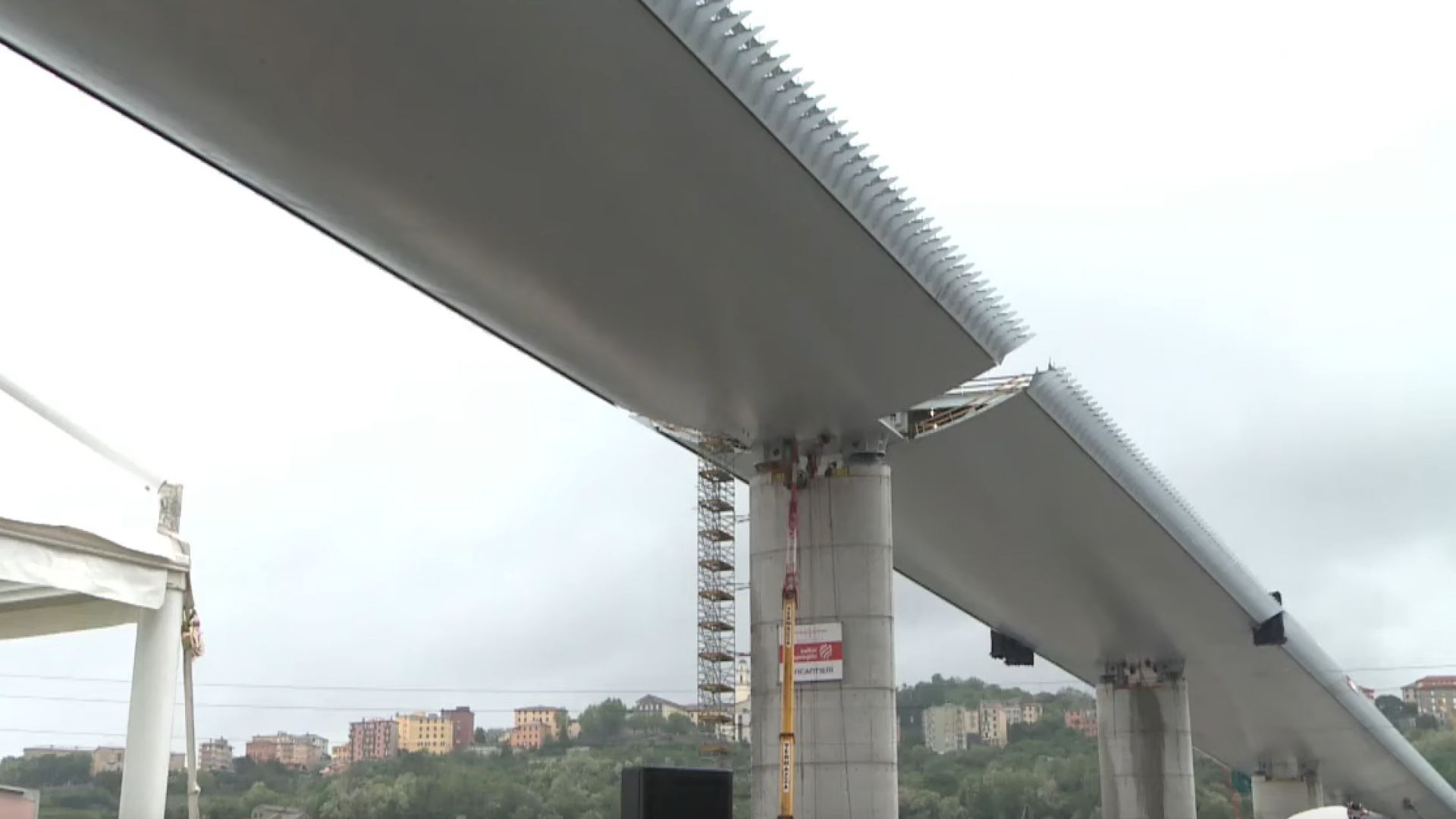 Последната част от новоизграждащия се мост в Генуа проектиран от
