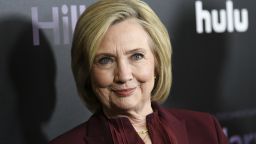 Хилари Клинтън издава трилър с известна писателка