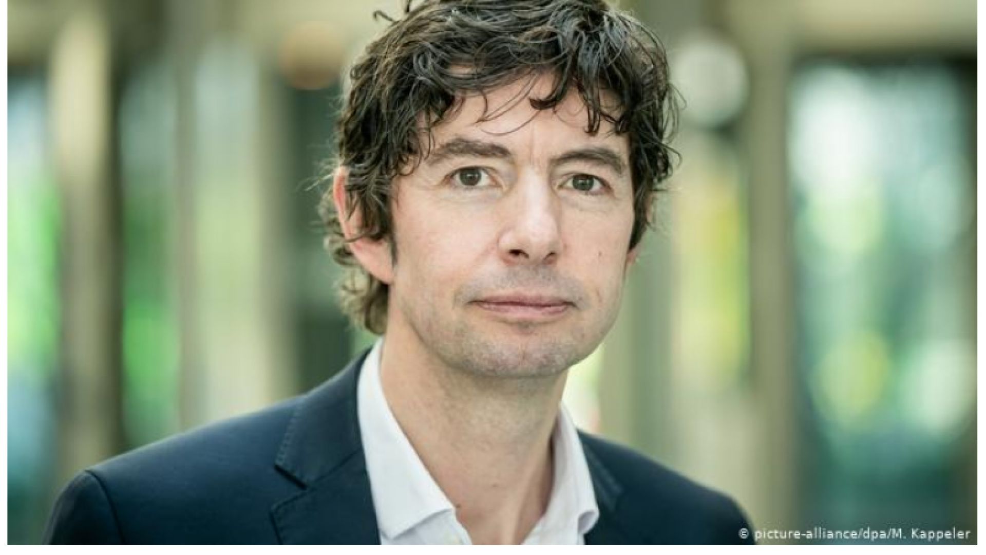 Кристиан Дростен е главният вирусолог на берлинската клиника Шарите и