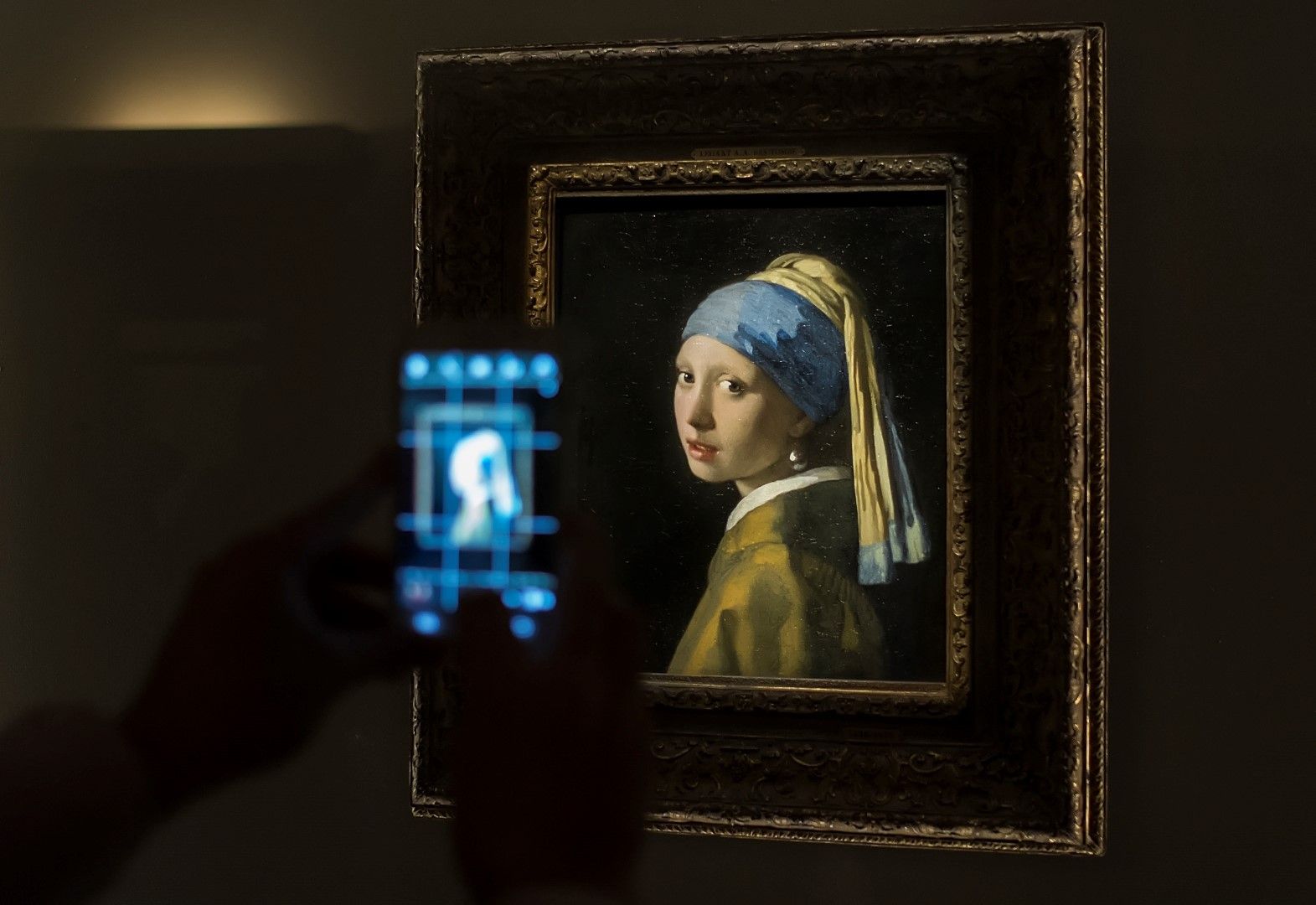 Картина вермеера девушка. Девушка с жемчужной сережкой Вермеер музей.