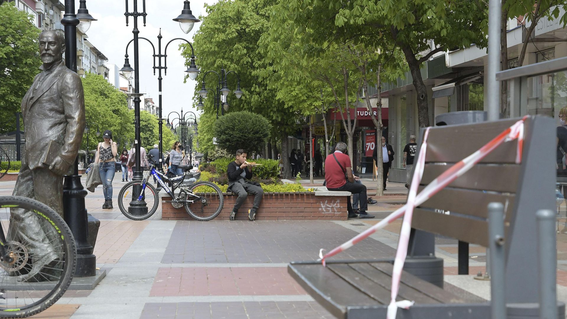 Ограничителни ленти спират достъпа до пейките на булевард Витоша По