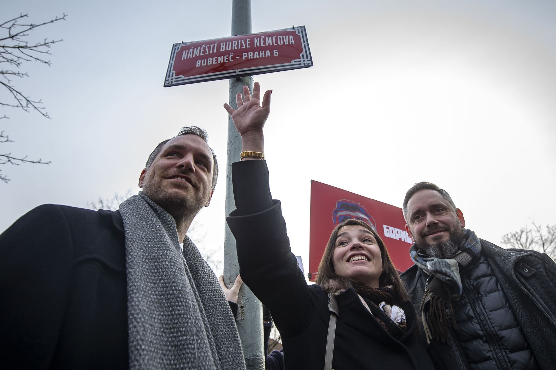 Жана Немцова, дъщеря на Борис Немцов и кмета на Прагите Зденек Хриб по време на официалното събитие за преименуване на площада