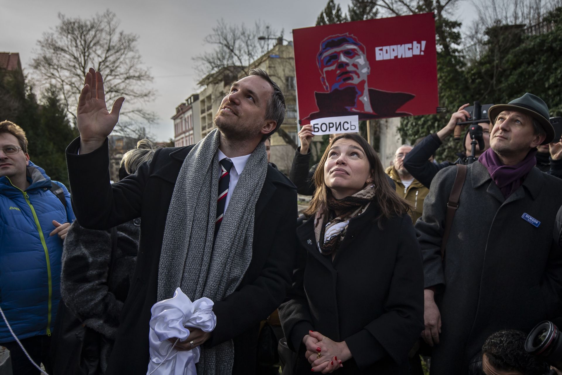 Жана Немцова, дъщеря на Борис Немцов и кмета на Прагите Зденек Хриб по време на официалното събитие за преименуване на площада