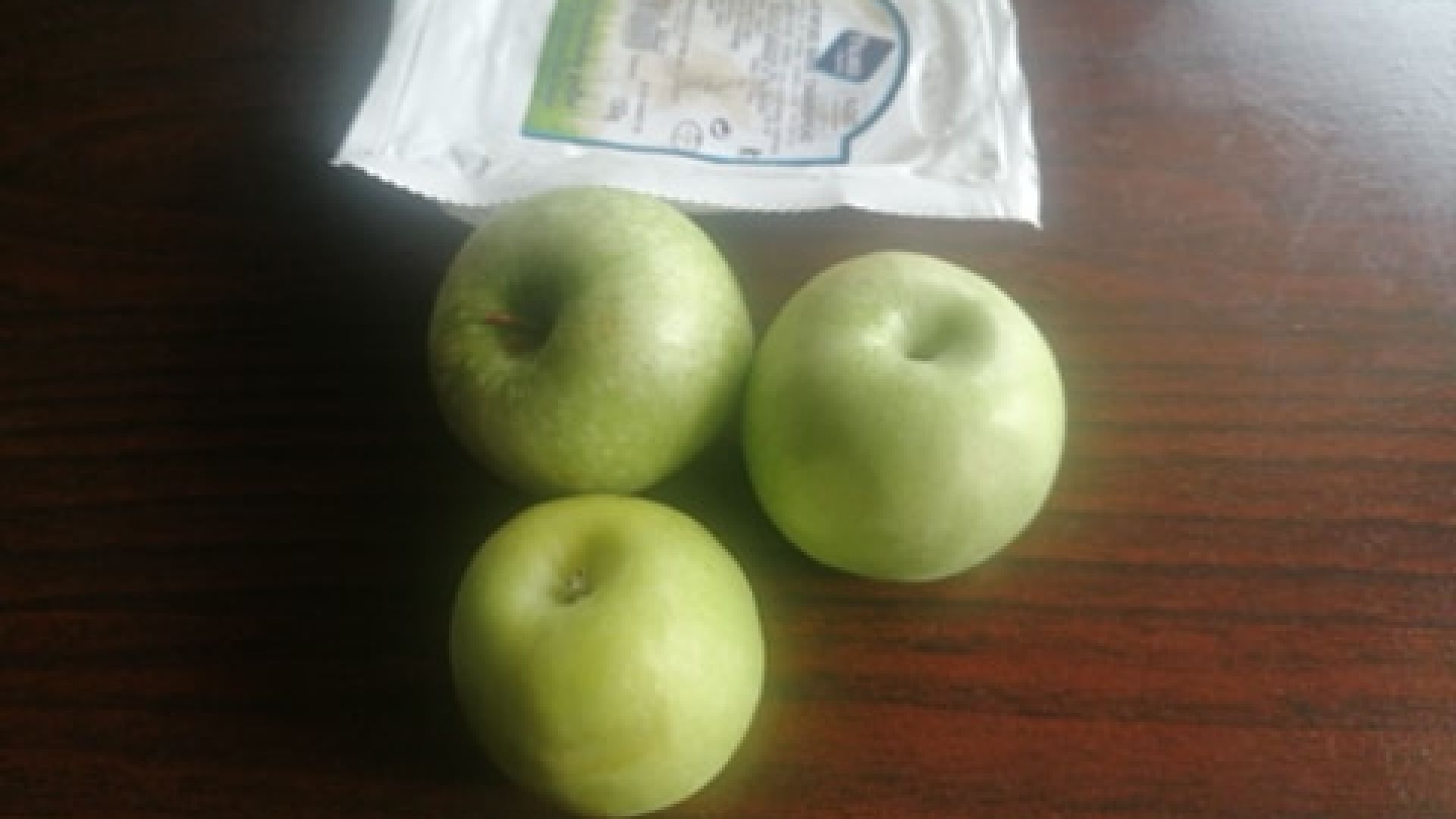 Три ябълки и парче сирене получиха родителите от програмите на МЗ
