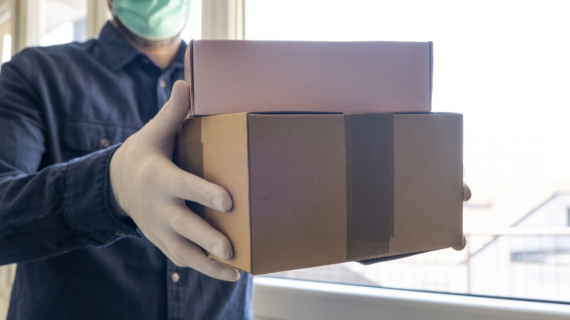 Куриерска фирма начислявала допълнителна такса коронавирус Това станало ясно след