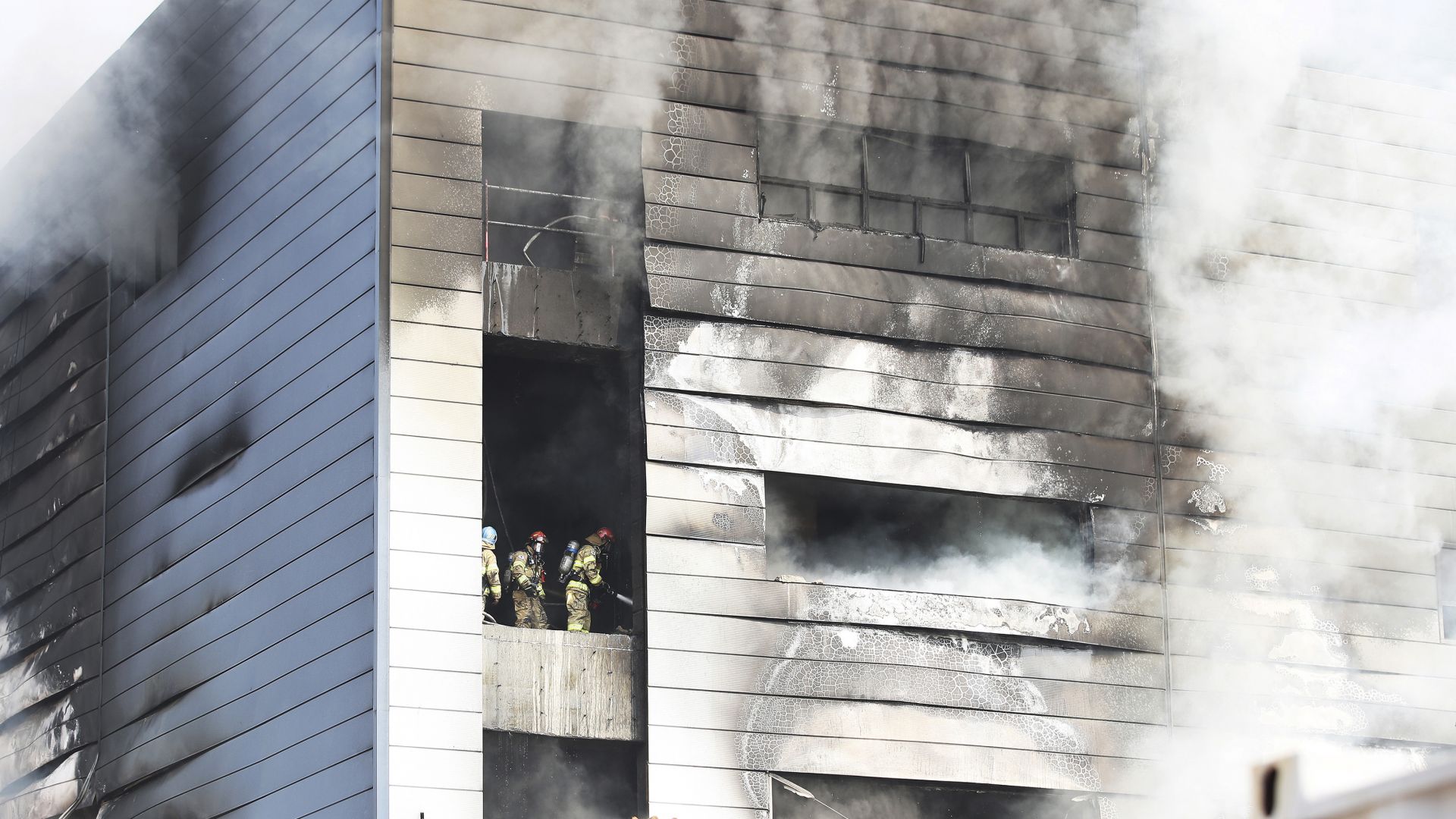 Най-малко 25 души загинаха при пожар на строителен обект в