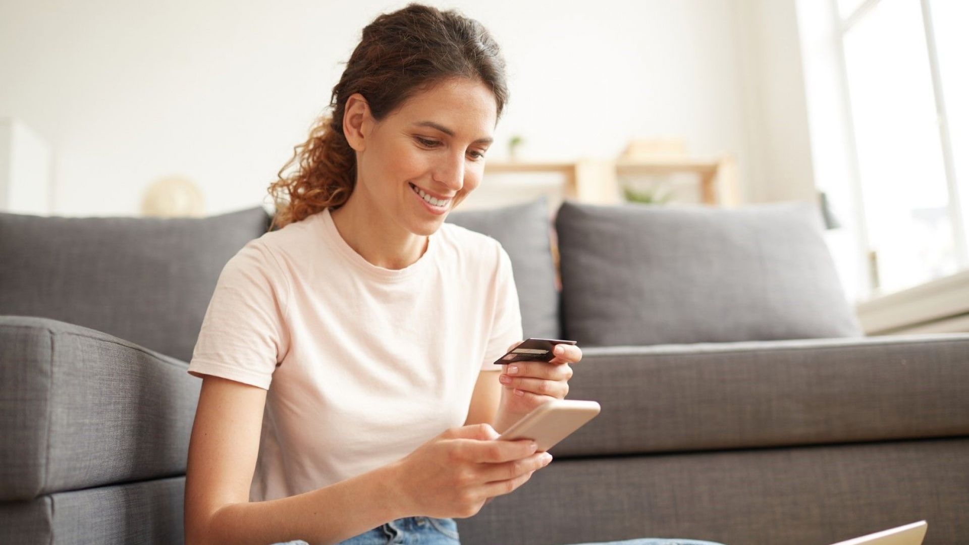 Какво може да правите с мобилното банкиране от вкъщи