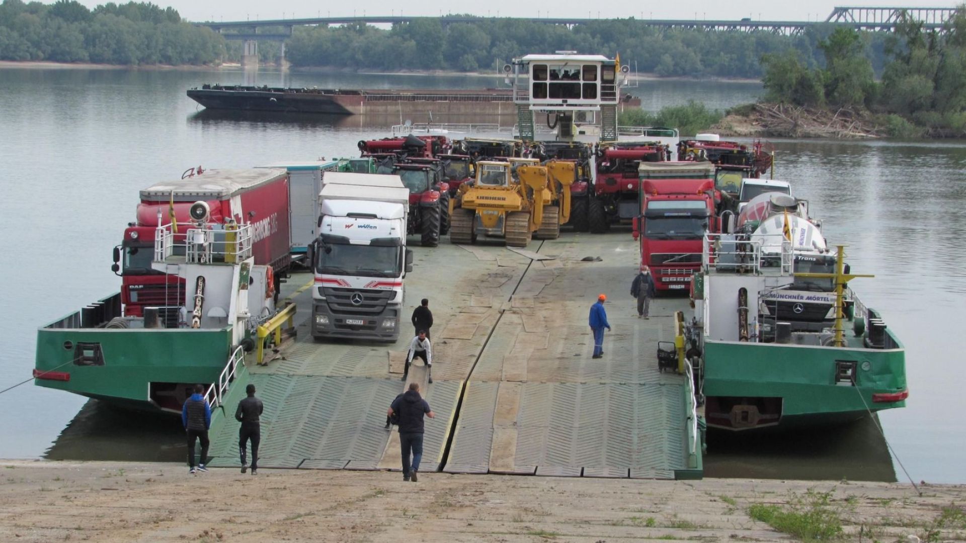 Корабът "Джъмбо" 3 докара машините за полагане на тръбите от "Балкански поток"