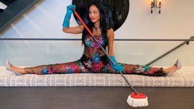 Никол Шерцингер чисти у дома на шпагат и по секси облекло