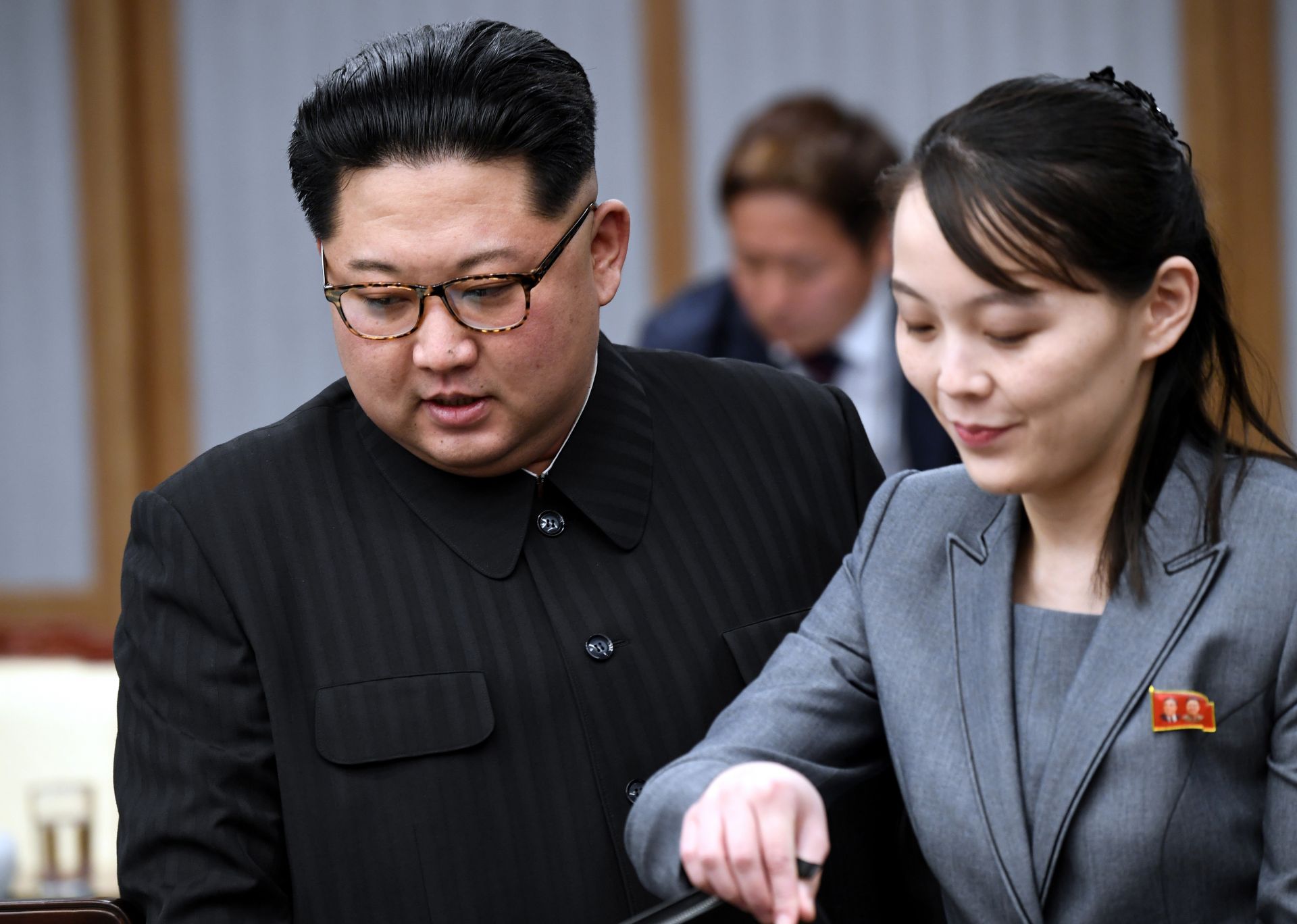 Лидерът на Северна Корея и най-малката му сестра Ким Йо Чен