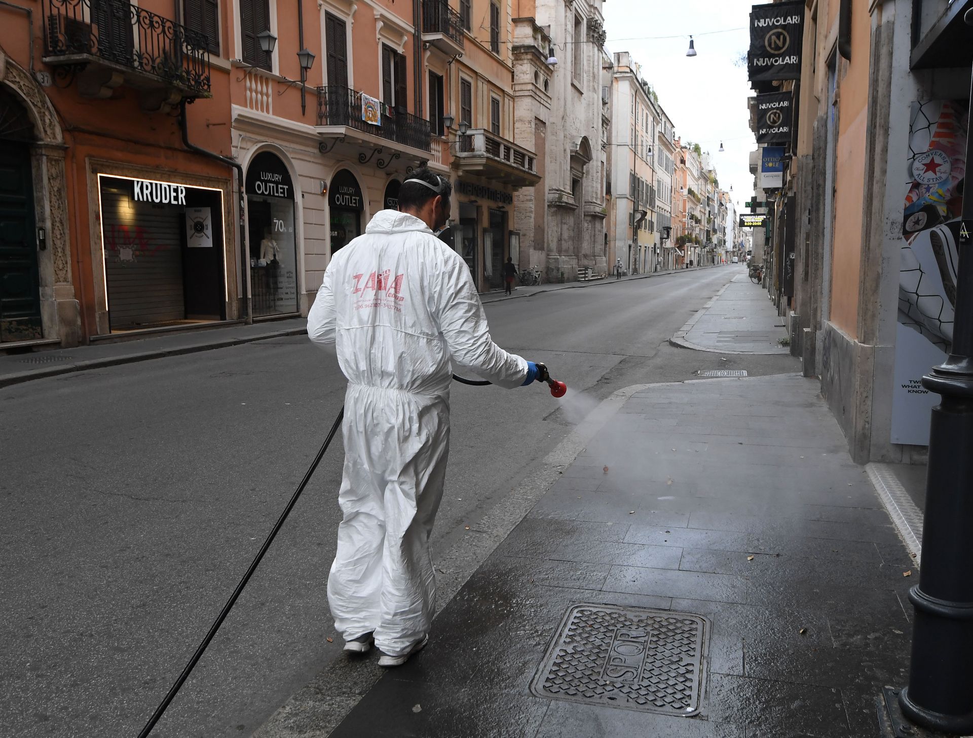 По пустите улици в Италия се виждат само служители, които дезинфекцират