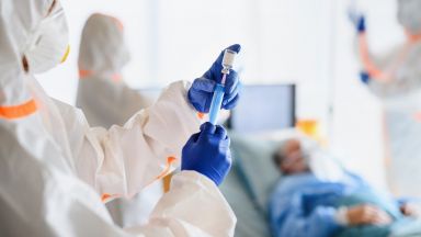 Болница във Франция откри случай на COVID-19 от 27 декември, проверяват това ли е "нулевият пациент"