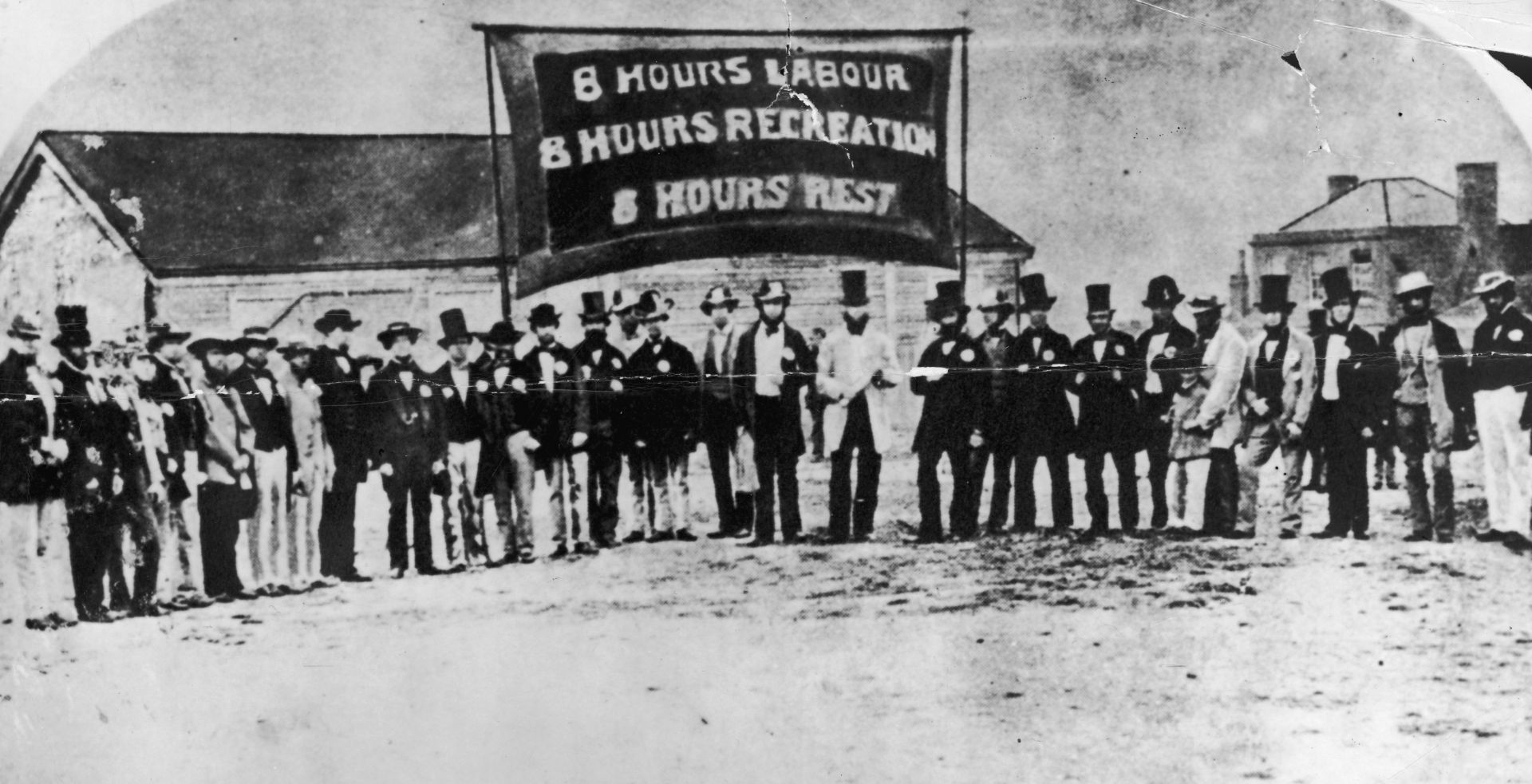 1858 г. - Работническата организация в Австралия издига транспарант: "8 часа труд, 8 часа развлечение, 8 часа почивка"