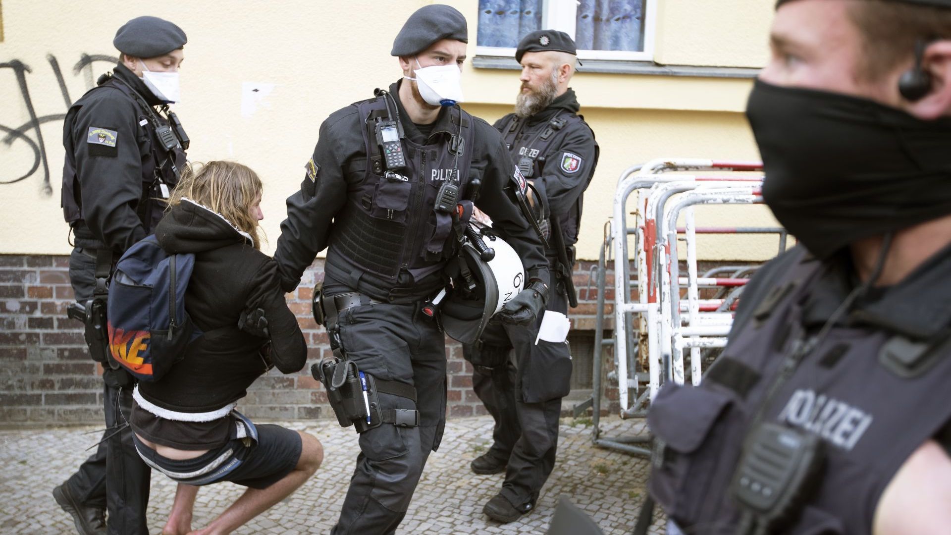 Полицията в Берлин извърши множество арести на ултралеви и крайнодесни