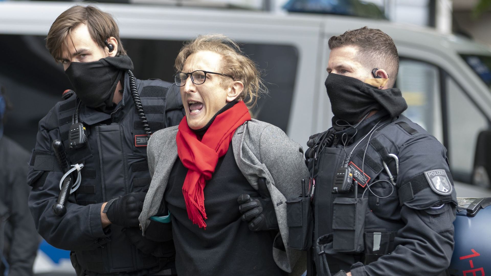 Арести в Берлин на 1 май по време на опит за протест срещу изолацията (снимки)