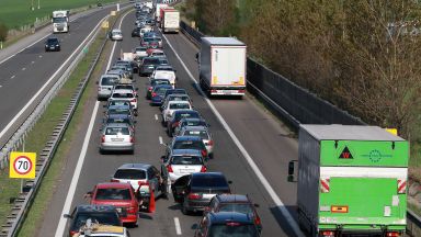 Пешеходец е загинал при опит да пресече магистрала Хемус късно