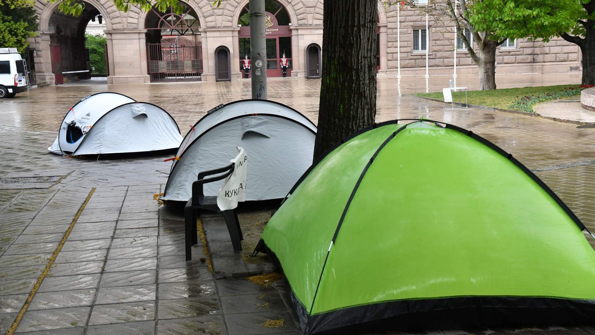Недоволни от държавния глава Румен Радев издигнаха протестен палатков лагер