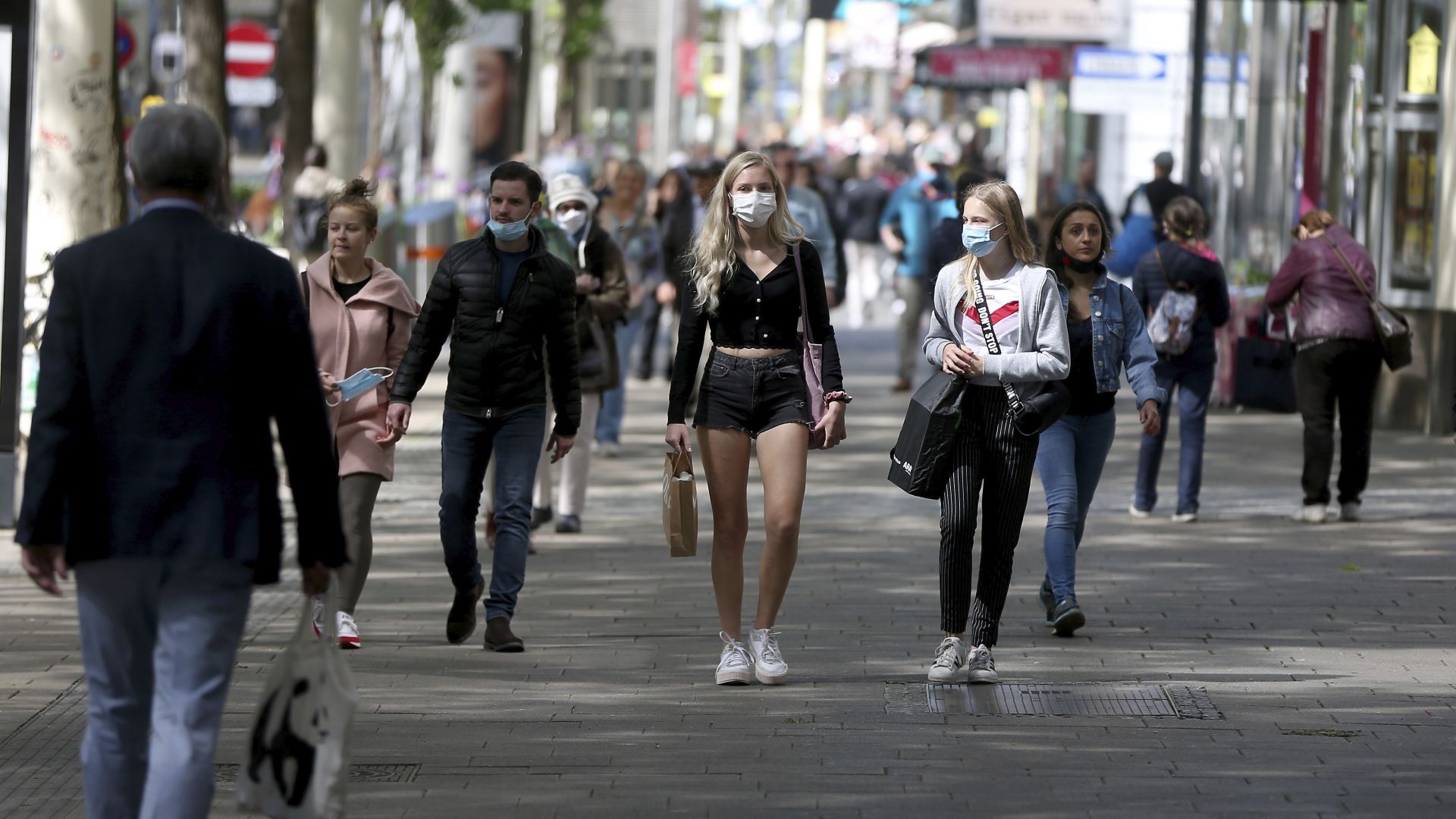 Виенчани бяха нетърпеливи отново да пазаруват и пред магазините се