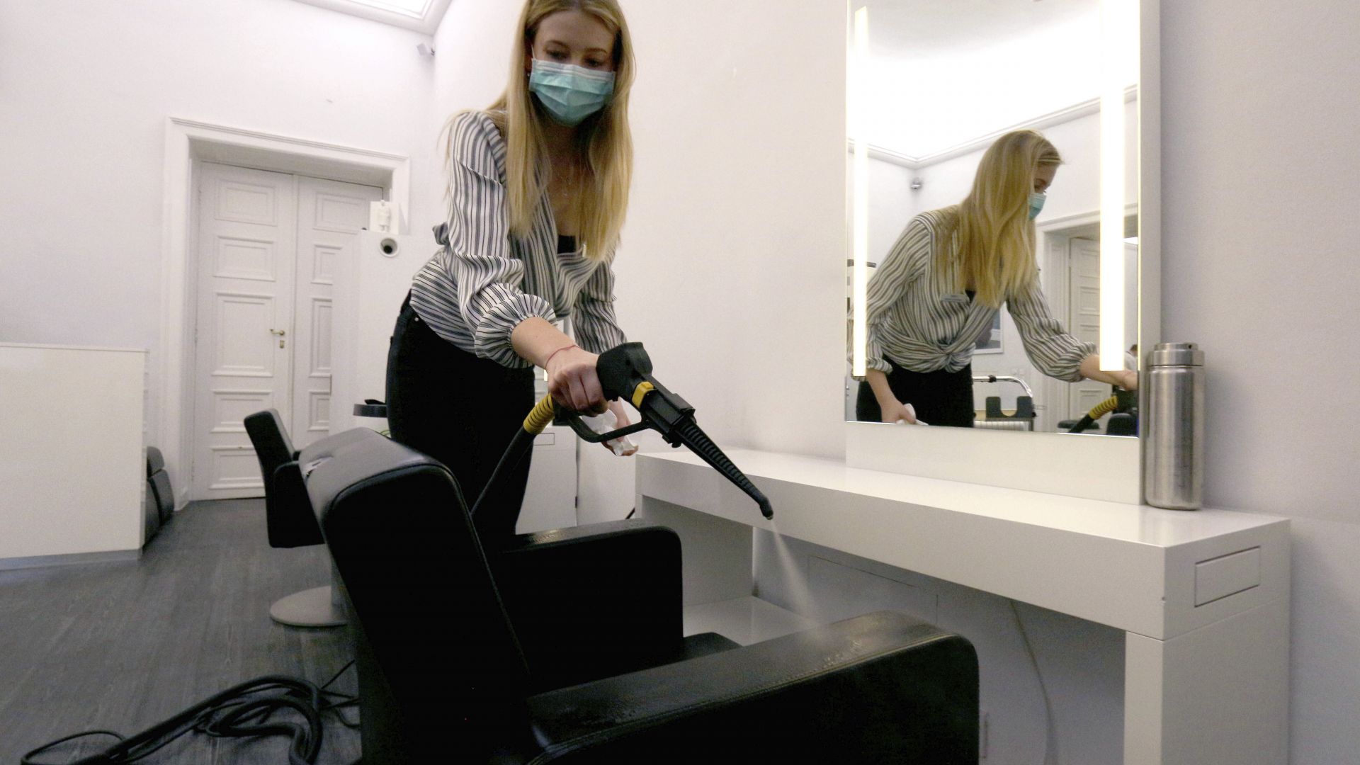 Последните седмици се разбра че вирусът остава и върху дрехите