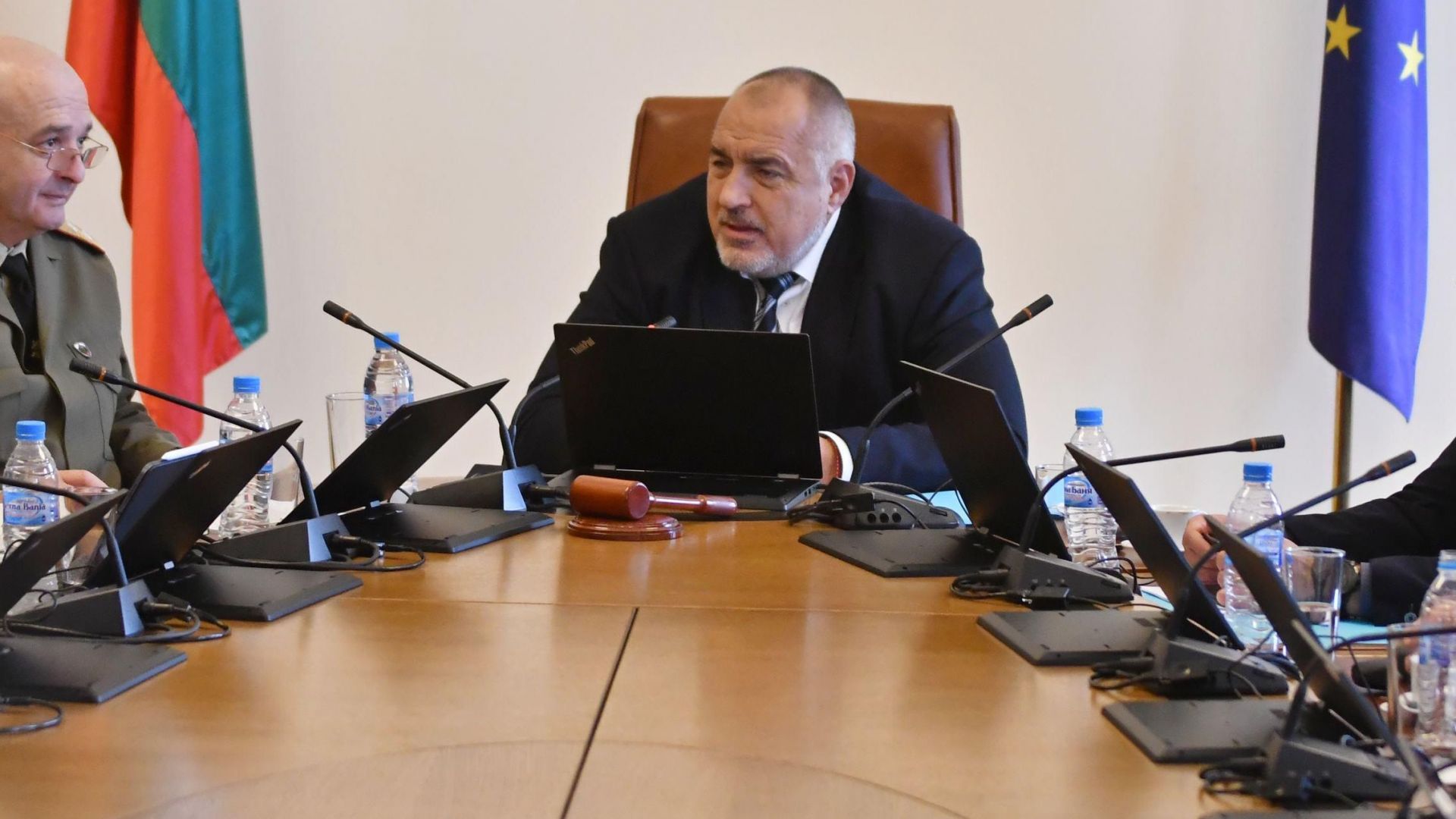 Премиерът Бойко Борисов и ръководителят на Националния оперативен щаб Венцислав