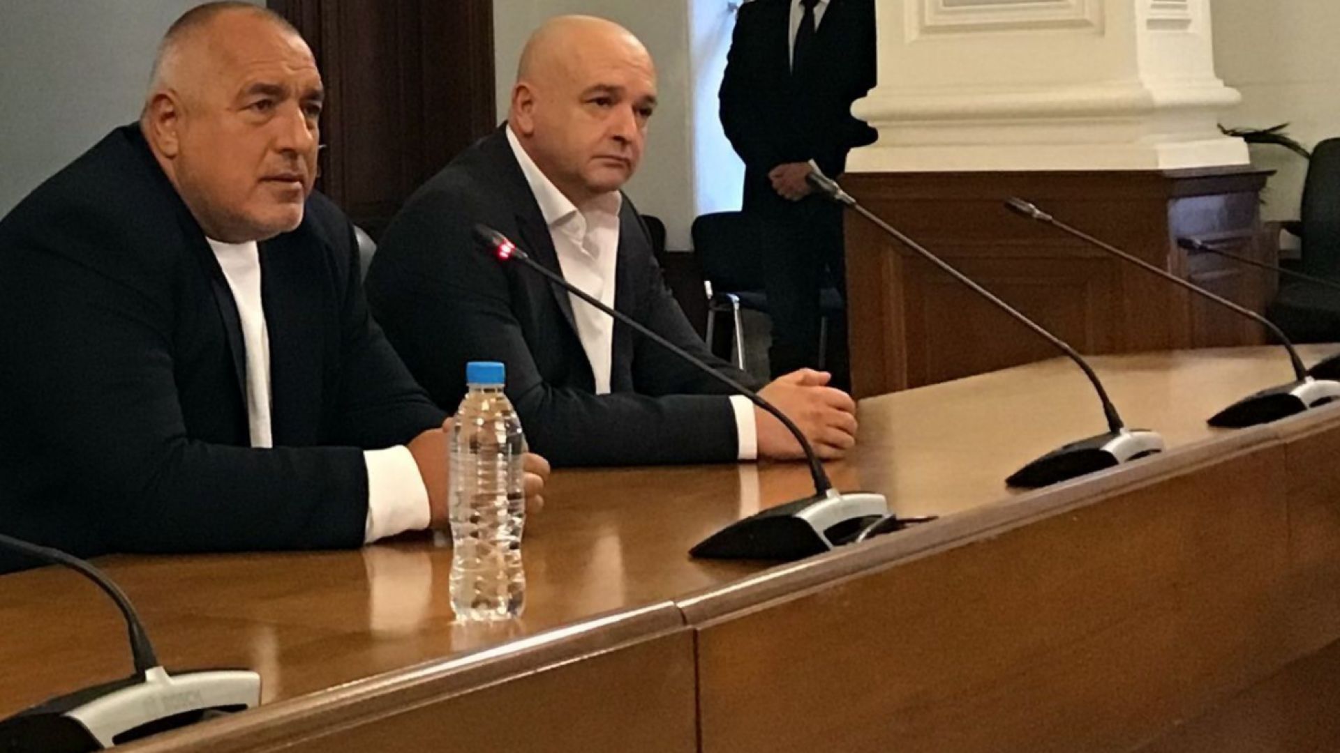 Борисов излезе рамо до рамо с Мутафчийски и обяви: Щабът не е разформирован