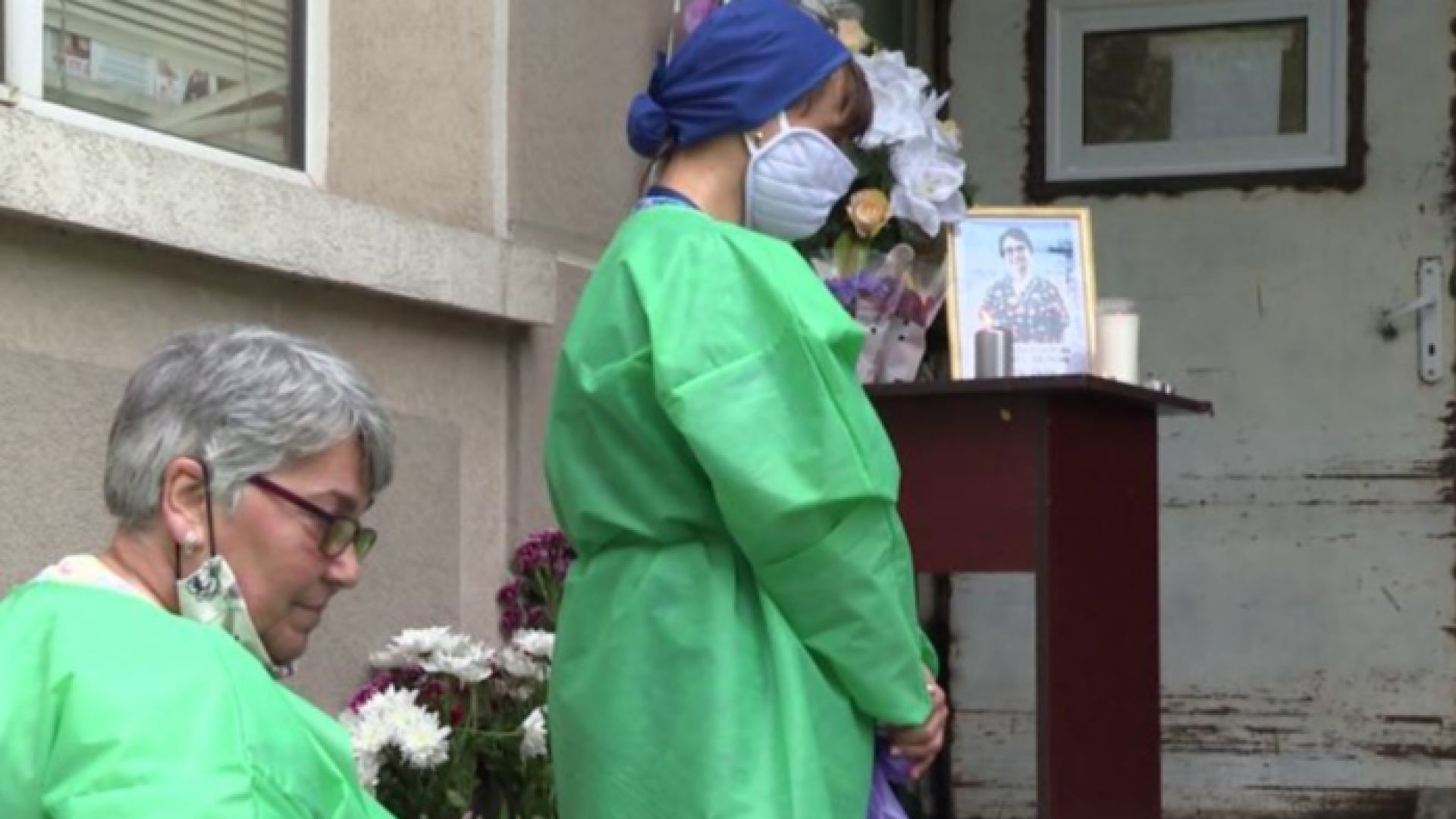 Стотици изпратиха починалата от COVID 19 д р Илияна Иванова в Сливен