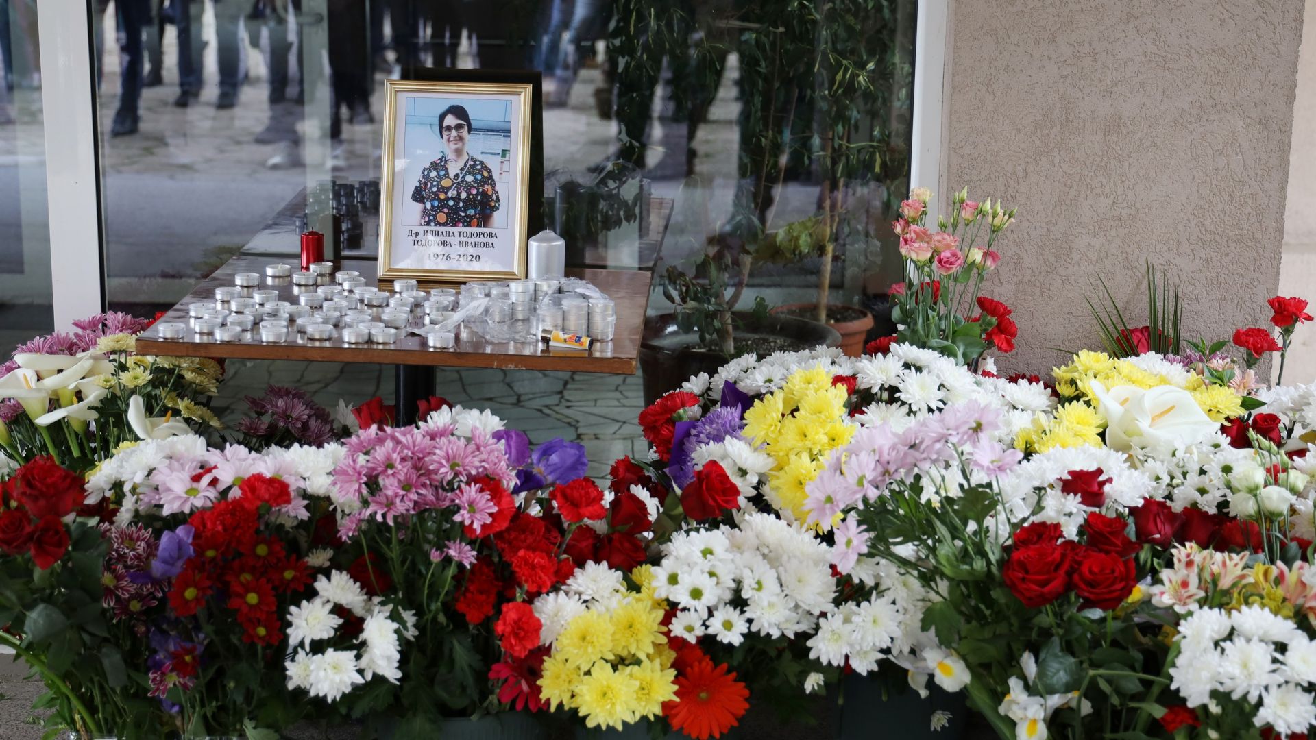 Стотици изпратиха починалата от COVID 19 д р Илияна Иванова в Сливен