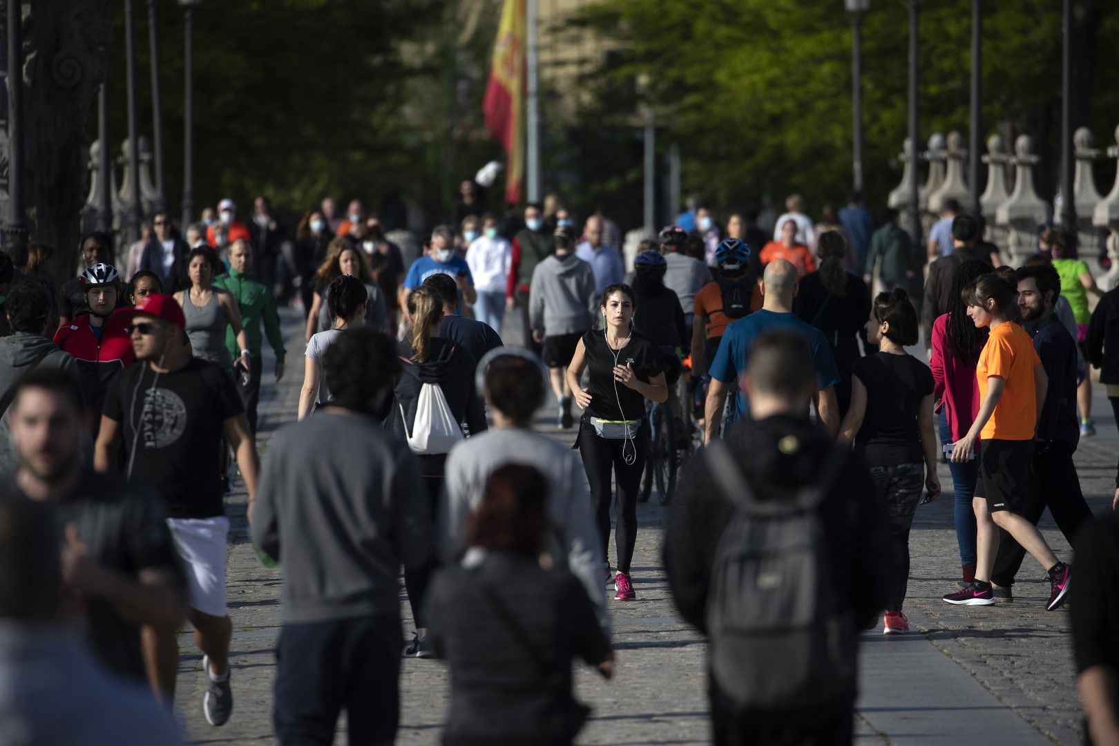 Множество от хора, и то без маски, изпълни моста Толедо в Мадрид на 3 май, неделя 