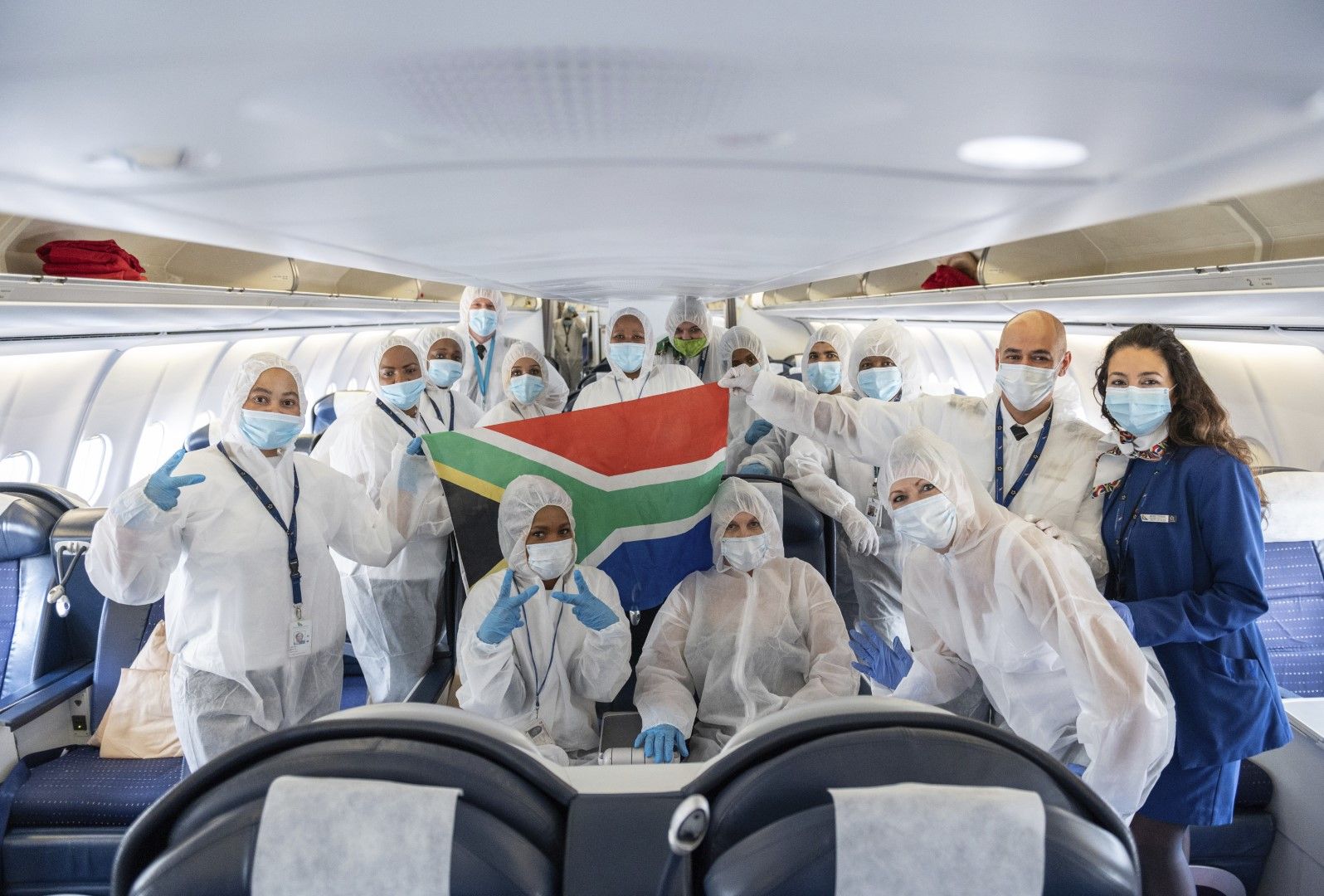 Екипажът на самолет Ербъс 340-600 на Южноафриканските авиолинии в защитни облекла след кацането на летището във Франкфурт след полет от Кейптаун, 24 април 