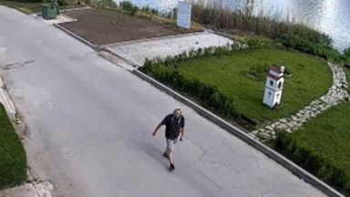 Мъж изпочупи лодки и хвърли икони в езеро в Русенско