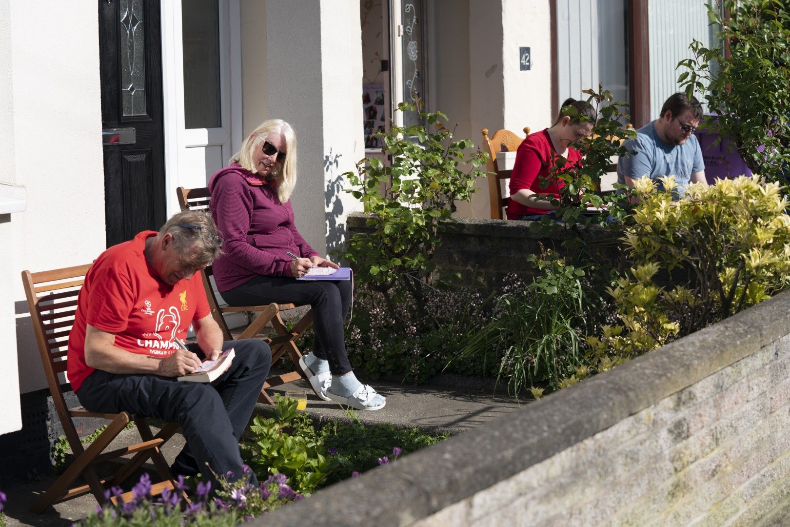 Жители на Ливърпул се забавляват с организирана игра на бинго от терасите си, спазвайки социална дистанция