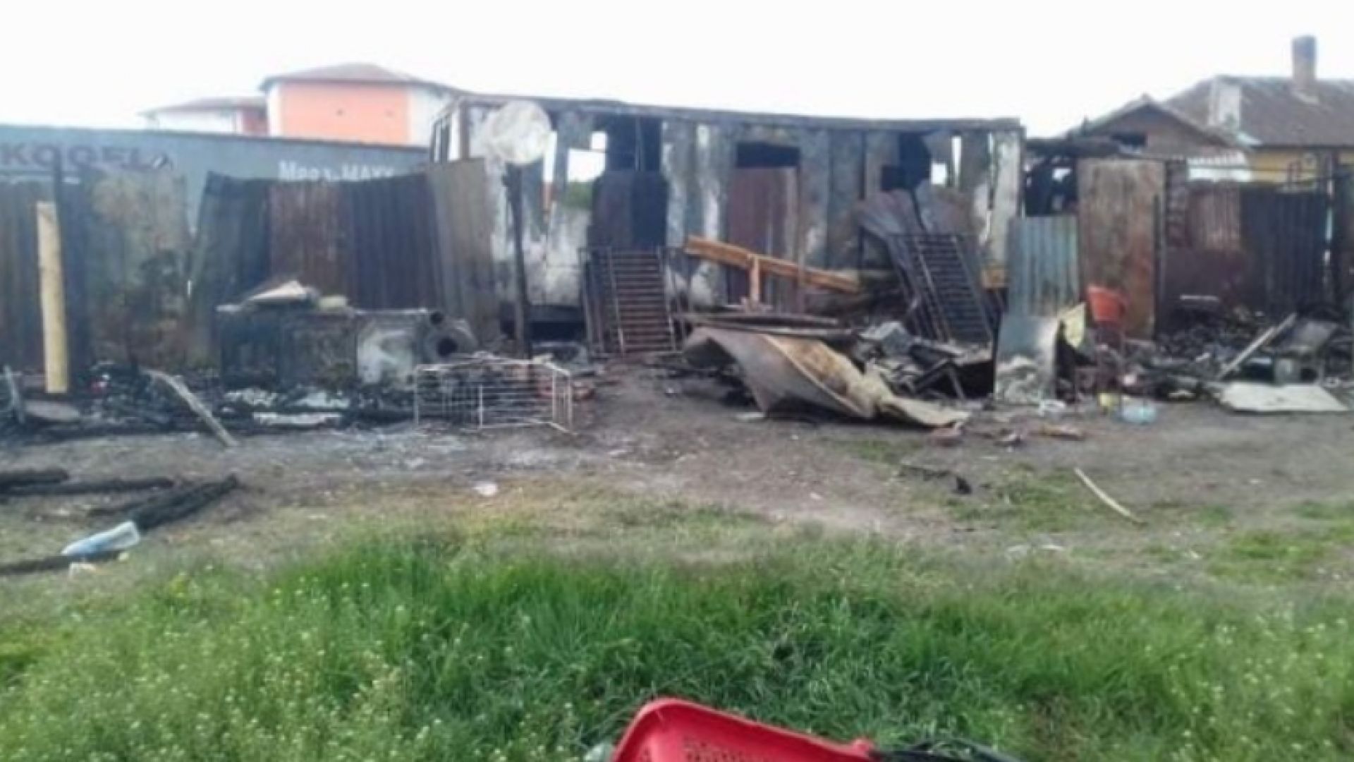 Две малки деца изгоряха при пожар в Божурище, майката е задържана