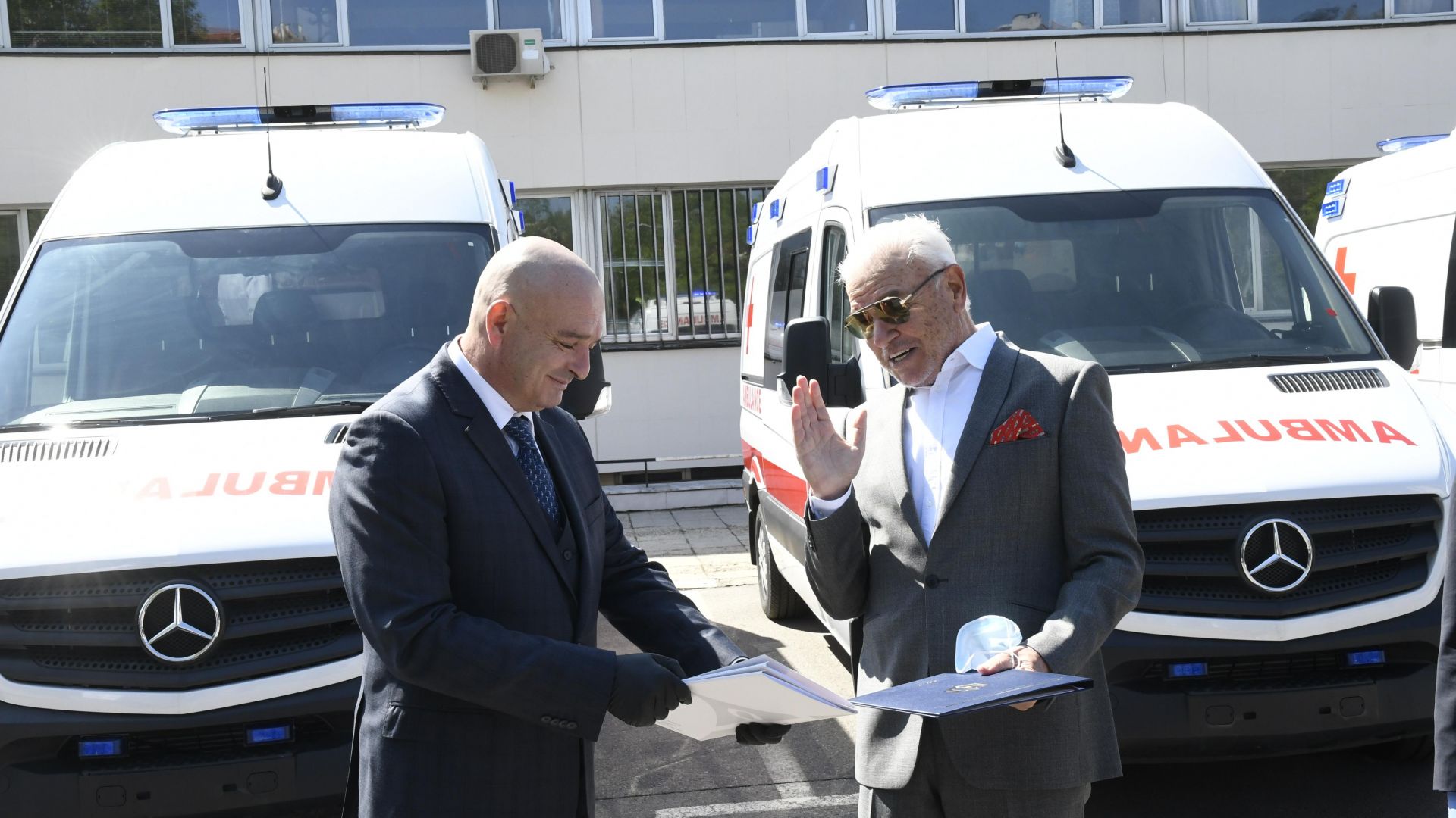 Шест линейки дарение от Петър Манджуков получи Военномедицинската академия Символичното