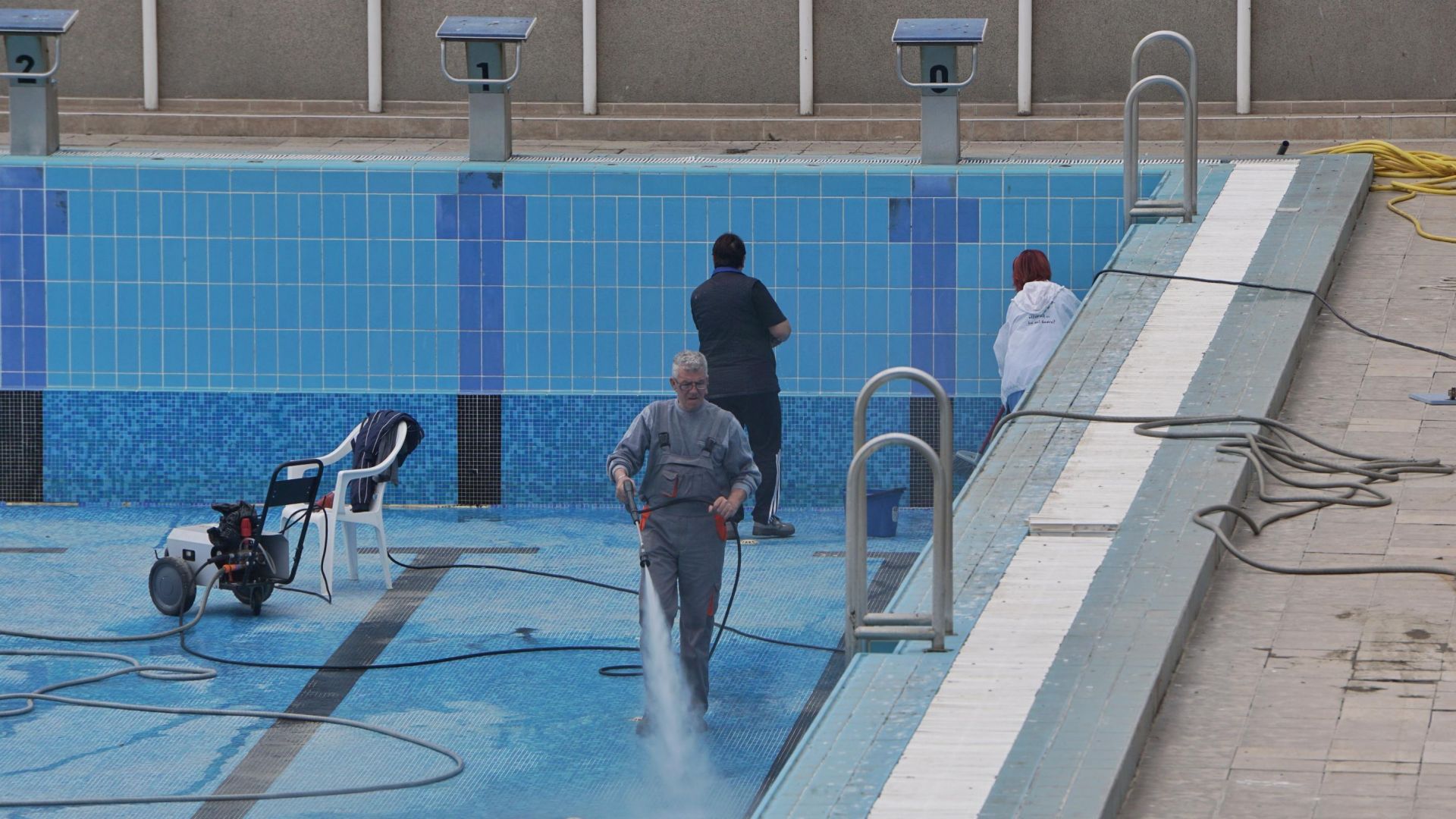 От днес започна поетапно почистване и дезинфекциране на басейните на