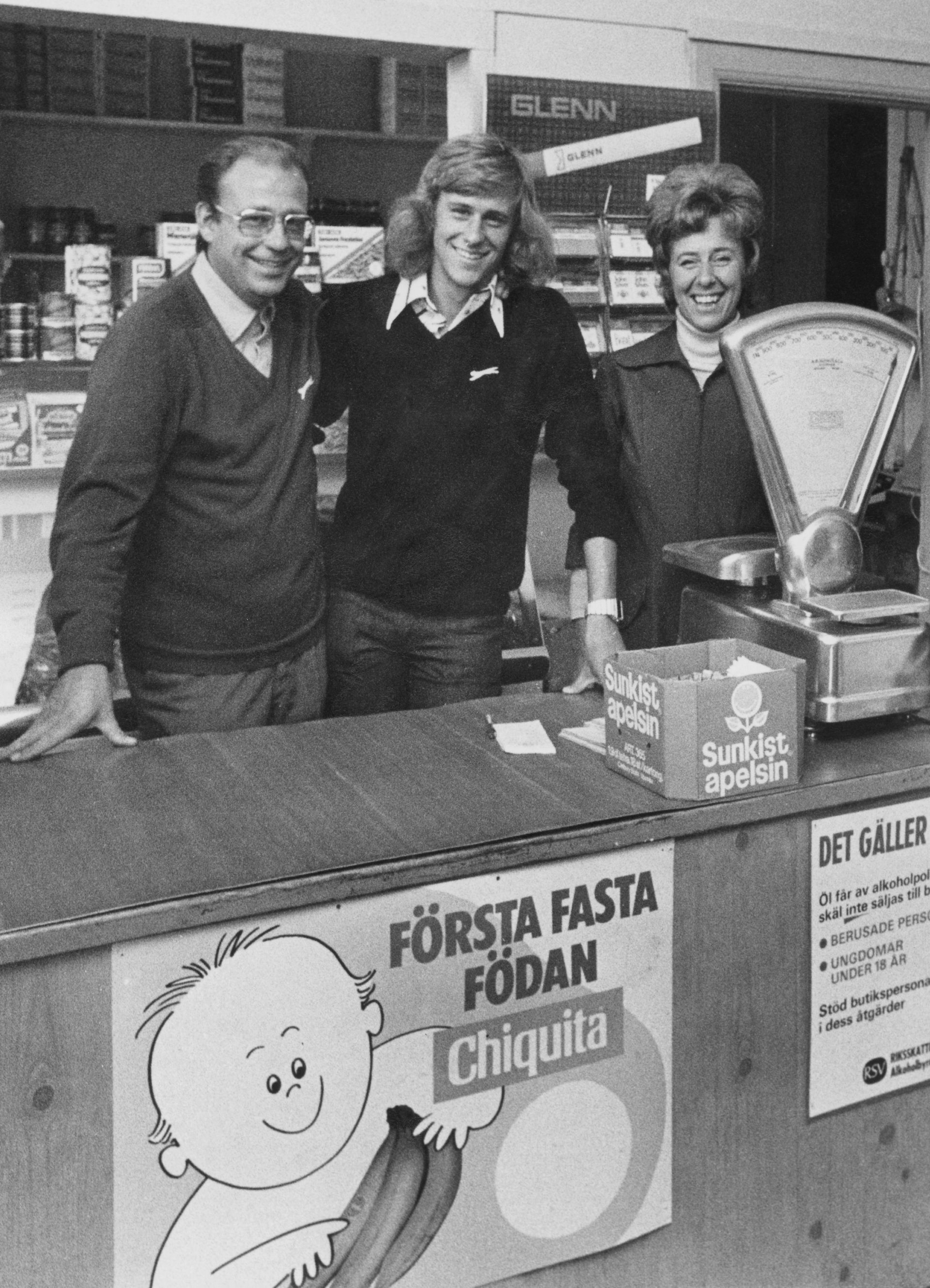 Бьорн Борг с родителите му Маргарета и  Руне в техния хранителен магазин в градчето Сьодертеле