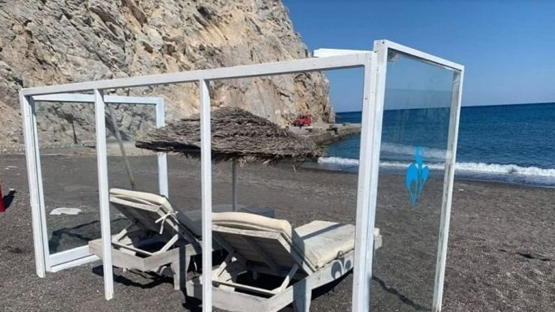 Кабинки от плексиглас на плажа на гръцкия остров Санторини (видео)