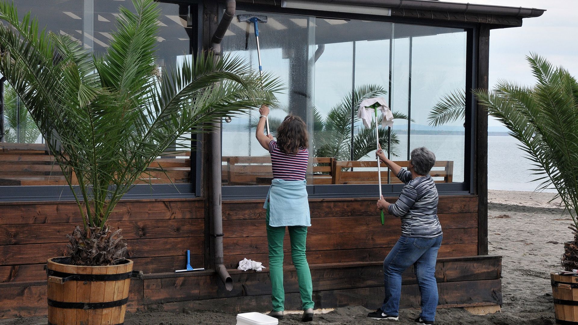 Собственици на заведения на открито край морето се подготвят да