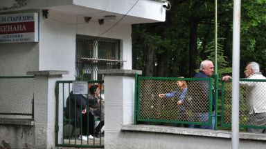 Възстановяват услугите в домовете за възрастни и деца, но не и посещенията