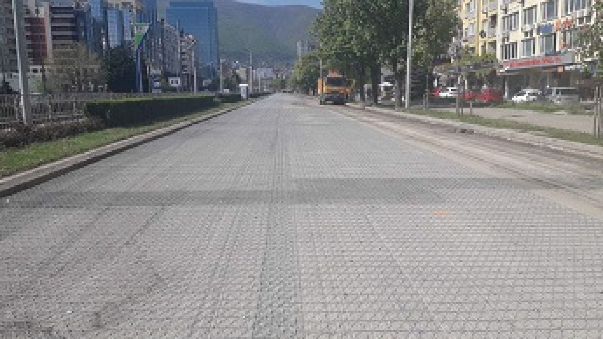 Започна полагането на стоманената мрежа по бул. България. Общо 20
