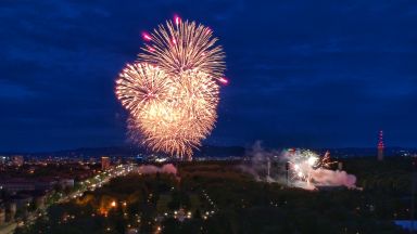 Заря за Гергьовден озари небето над София (снимки)