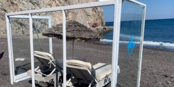 В кабинки от плексиглас на плаж в Санторини (видео)
