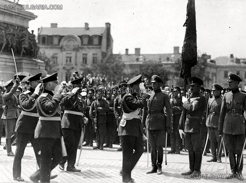 Н.В.Цар Борис ІІІ прави преглед на войската и бойните знамена на парада по случай Гергьовден, София, 30-те години на ХХ век.