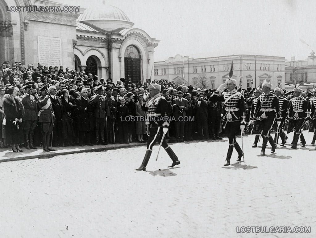 Н.В.Цар Борис ІІІ, Царица Йоанна и други официални лица приемат парада по случай Гергьовден - празника на войската, преминаването на Лейбгвардейския на Н.В. корпус, София, 30-те години на ХХ век.