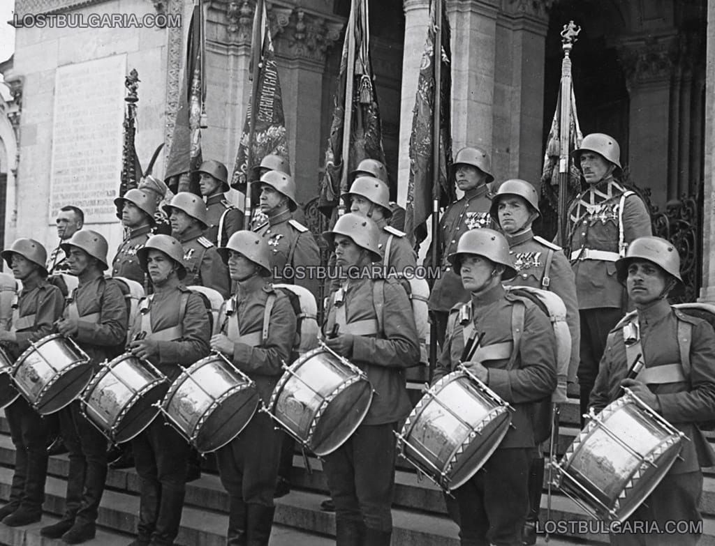 Знаменосците ветерани със старите бойни знамена-светини пред храм-паметника “Александър Невски” на парада за празника на войската и Ордена за храброст, София 6 май, 1937 г.
